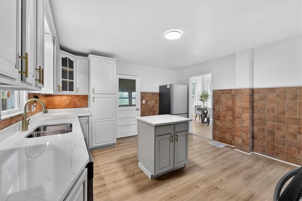 1821 S Sterling Avenue — photo 10