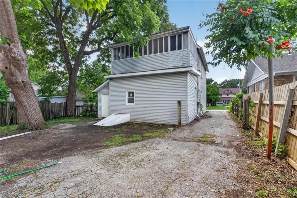 1821 S Sterling Avenue — photo 24