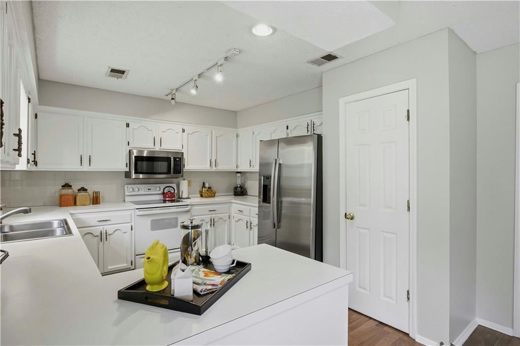 16010 W 154th Terrace — photo 11