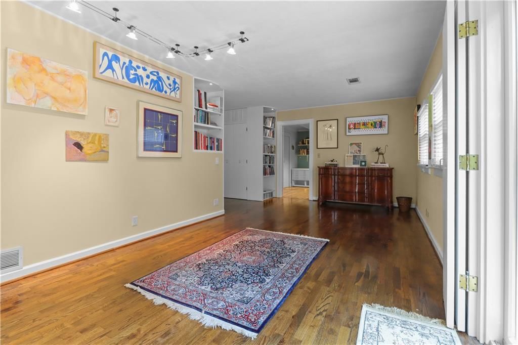 419 E 55th Street — photo 13