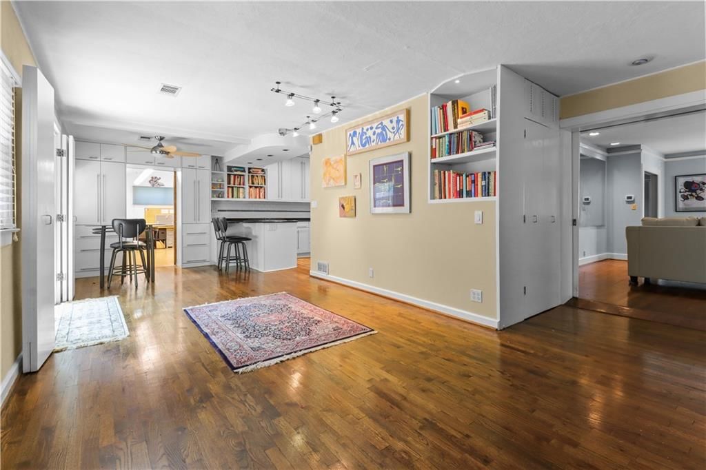 419 E 55th Street — photo 14