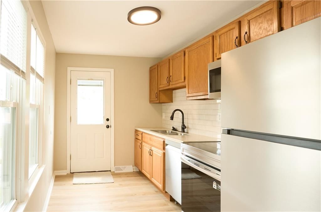 115 E 80th Terrace — photo 13