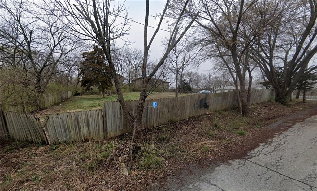 8610 N Harrison Street — photo 2