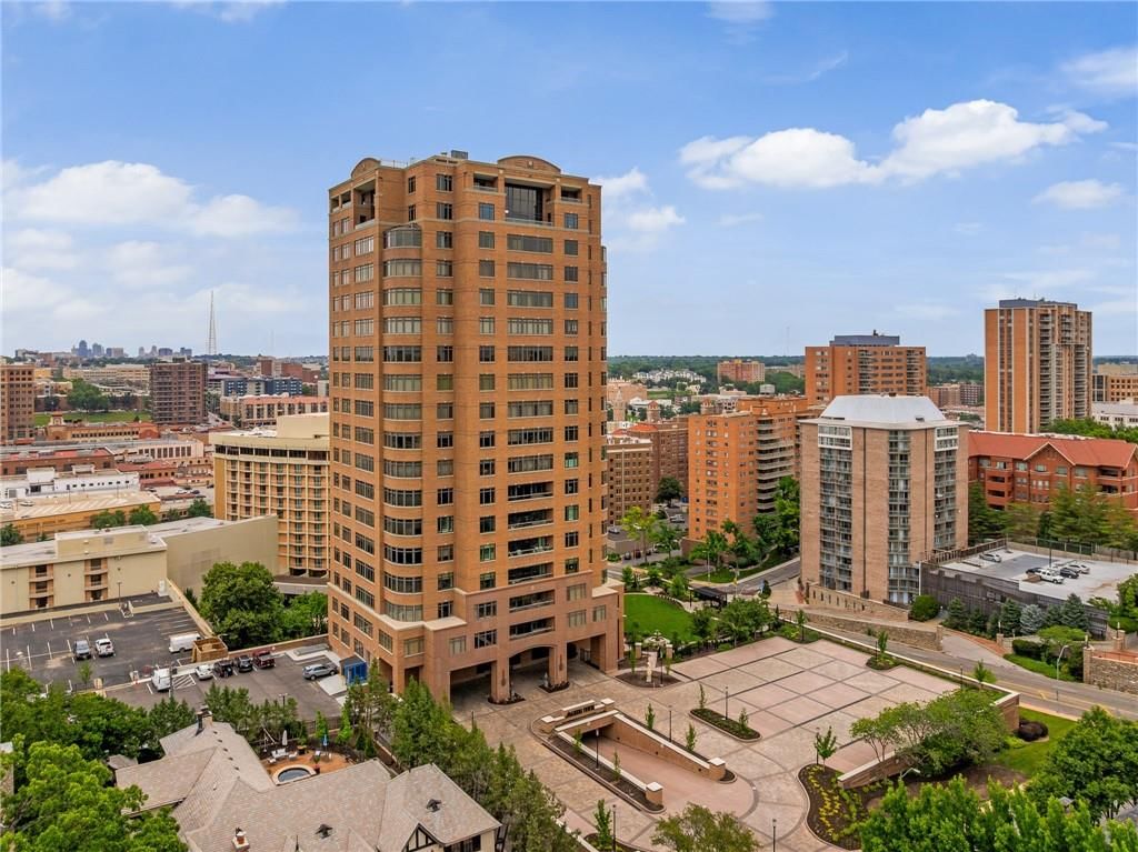400 W 49th Terrace — photo 4