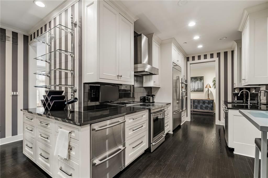 400 W 49th Terrace — photo 16