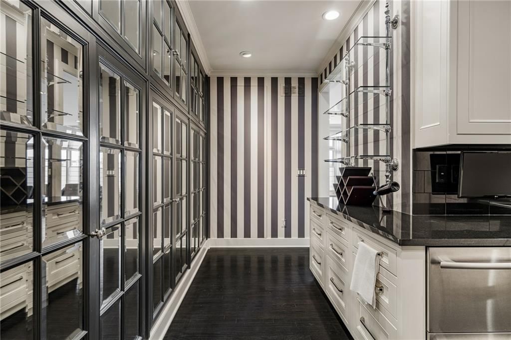 400 W 49th Terrace — photo 17