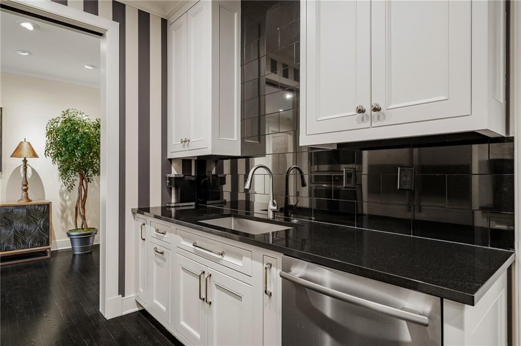400 W 49th Terrace — photo 19