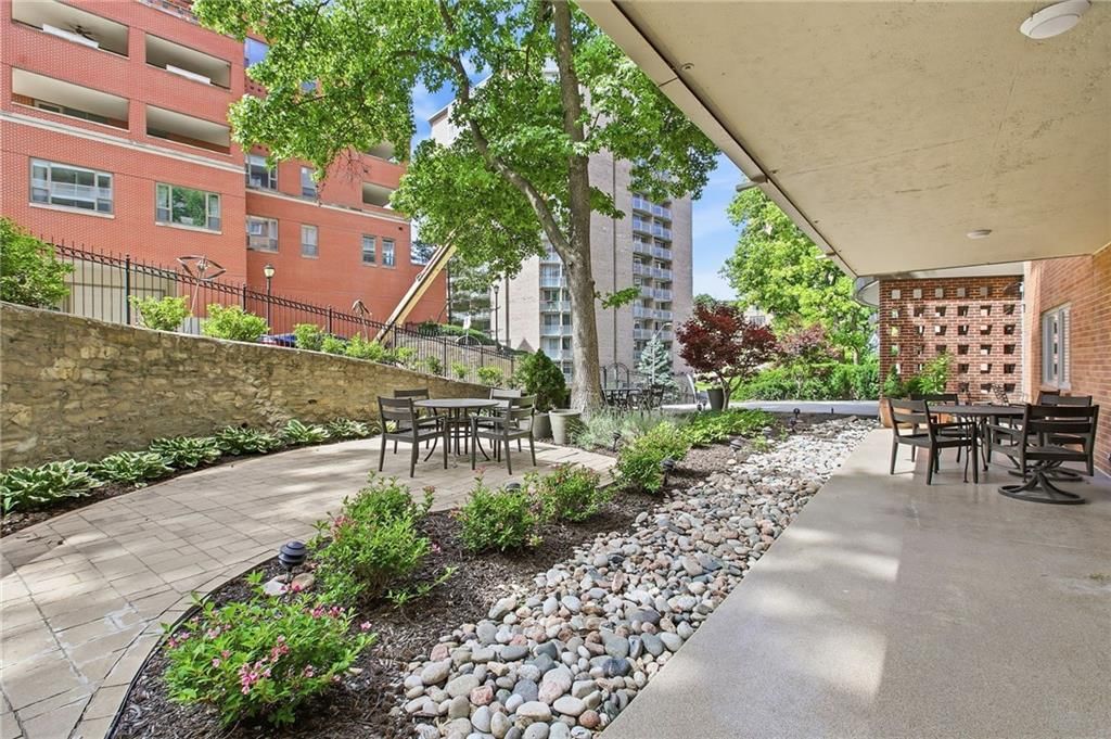 310 W 49th Street — photo 18