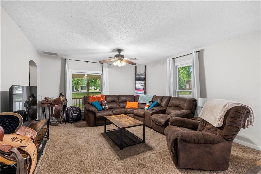 426 W Walnut Street — photo 2