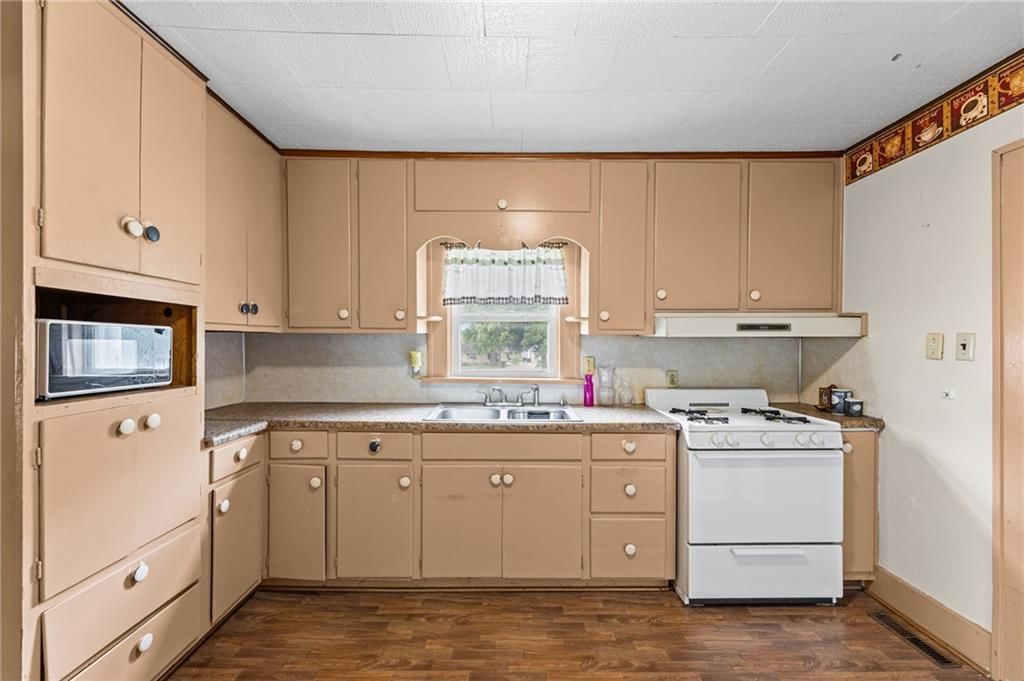 112 S Locust Street — photo 4