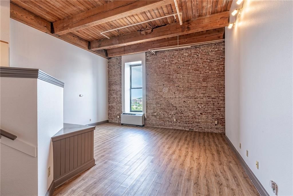 308 W 8th Street — photo 2