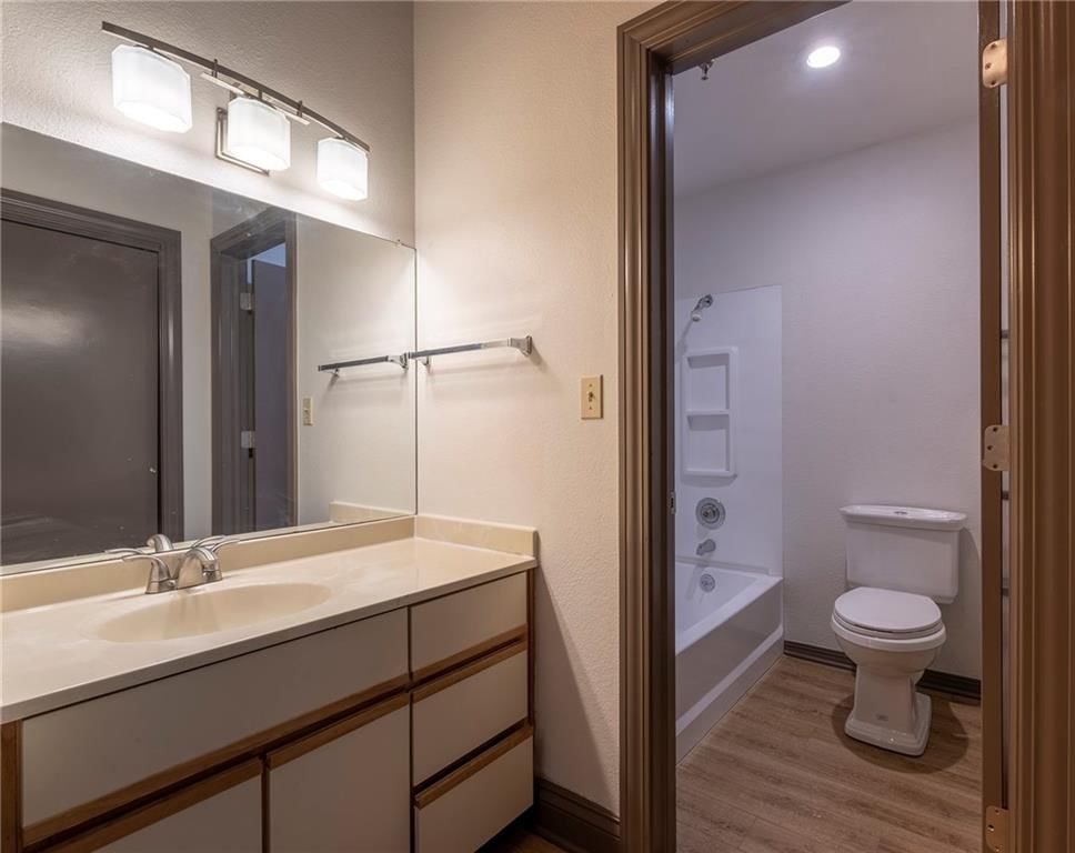 308 W 8th Street — photo 8