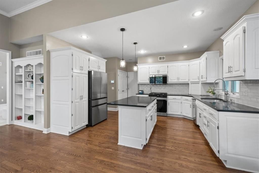 5812 NW Hickory Place — photo 2