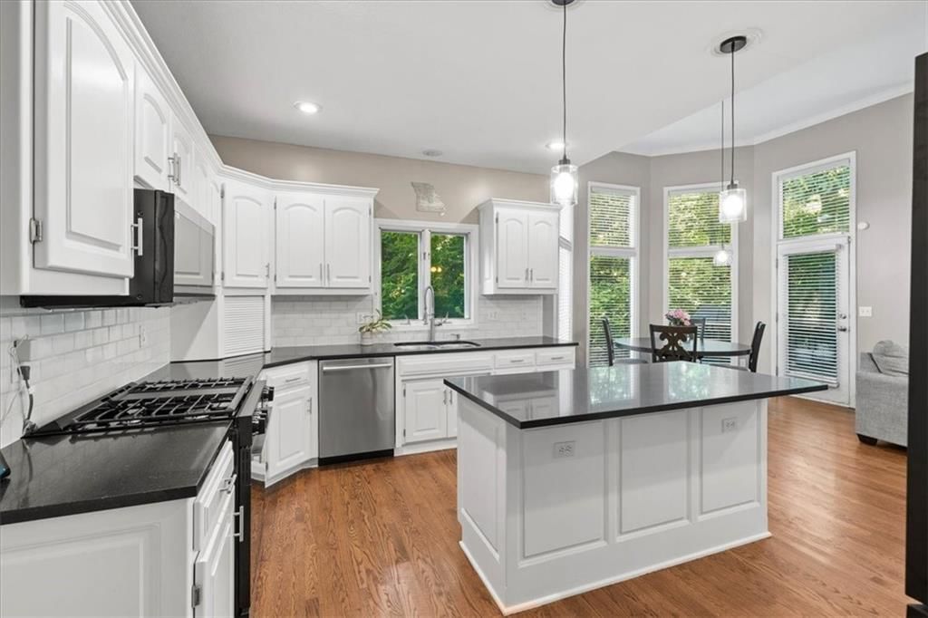 5812 NW Hickory Place — photo 3