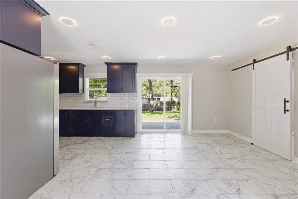 11310 CORRINGTON Avenue — photo 8