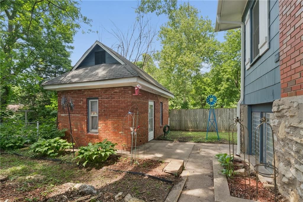 124 W Nickell Avenue — photo 42