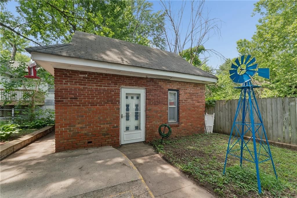 124 W Nickell Avenue — photo 43