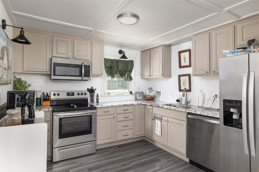 Photo 5 of 14 - 2 NE Vine Street, Lee's Summit, MO 64063
