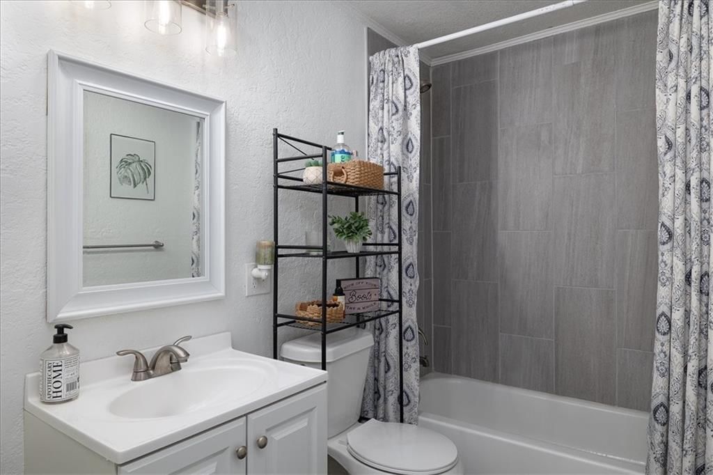 Photo 7 of 14 - 2 NE Vine Street, Lee's Summit, MO 64063