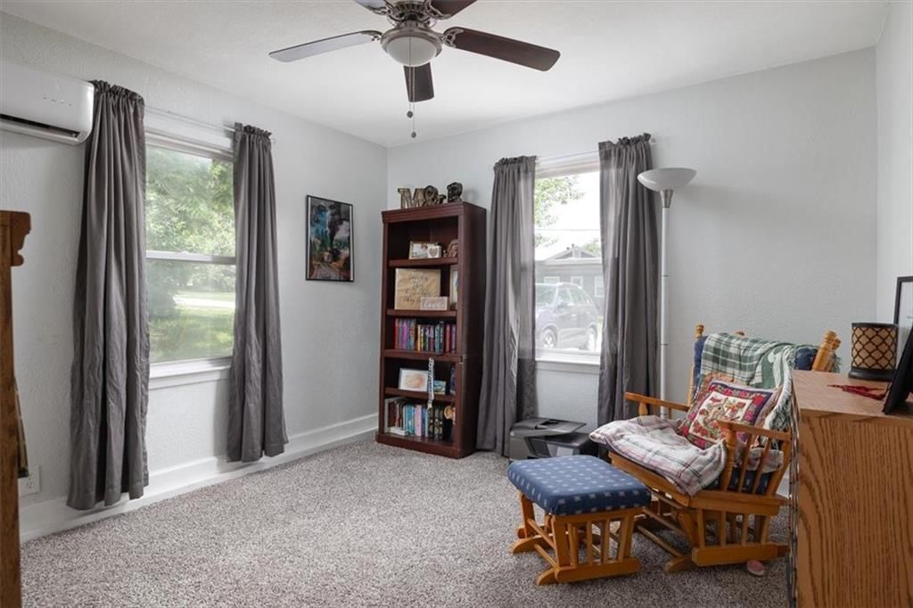 Photo 8 of 14 - 2 NE Vine Street, Lee's Summit, MO 64063