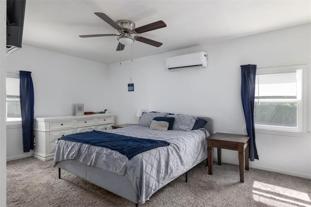 Photo 11 of 14 - 2 NE Vine Street, Lee's Summit, MO 64063