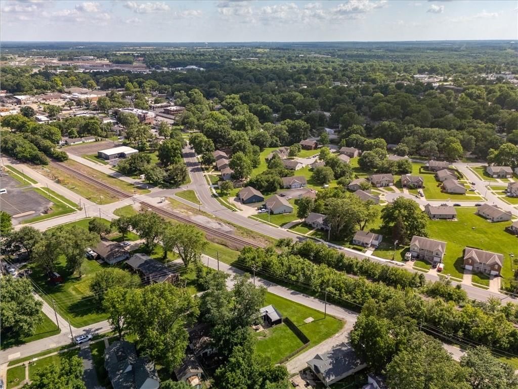 Photo 13 of 14 - 2 NE Vine Street, Lee's Summit, MO 64063
