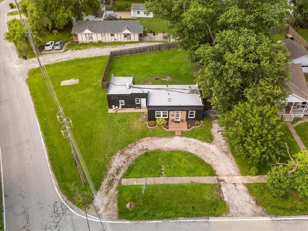 Photo 14 of 14 - 2 NE Vine Street, Lee's Summit, MO 64063