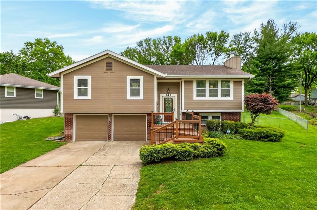 525 NE Noeleen Lane — photo 1