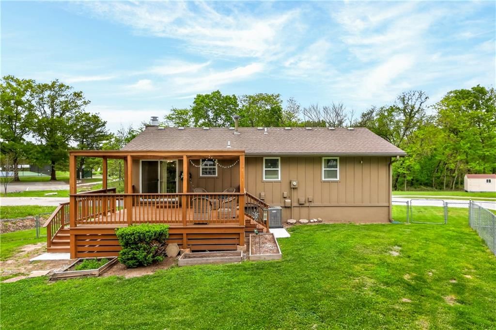 525 NE Noeleen Lane — photo 4
