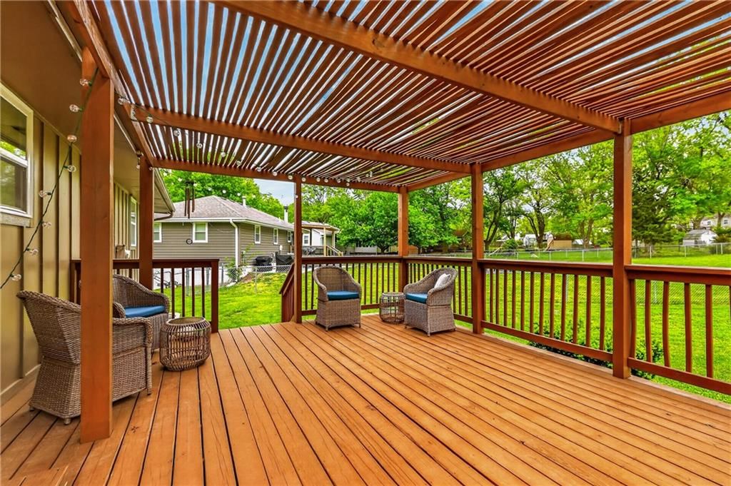 525 NE Noeleen Lane — photo 10