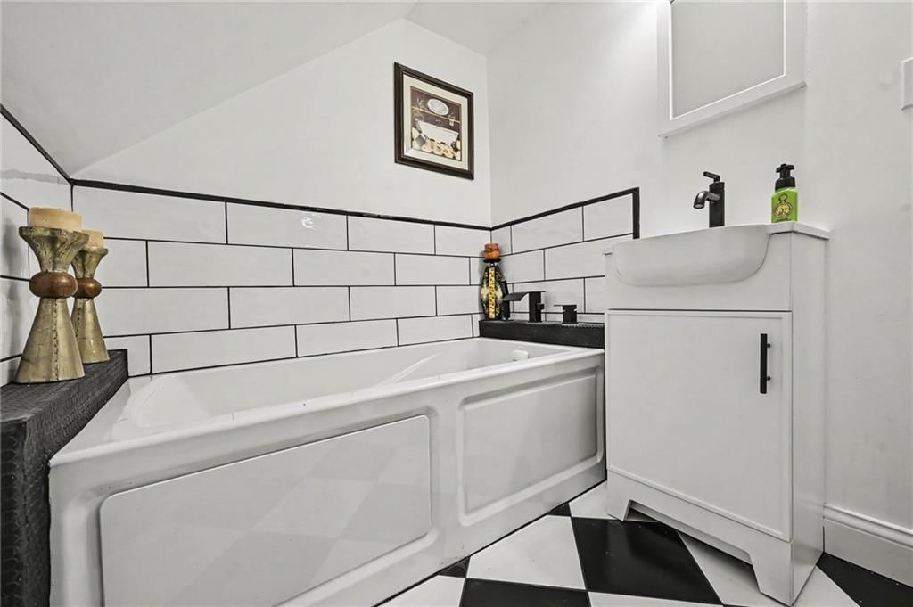 738 Welt Street — photo 15