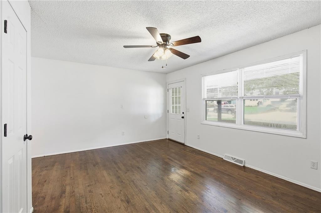 5249 N Richmond Avenue — photo 8