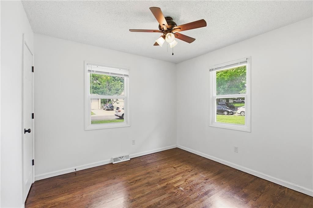 5249 N Richmond Avenue — photo 9
