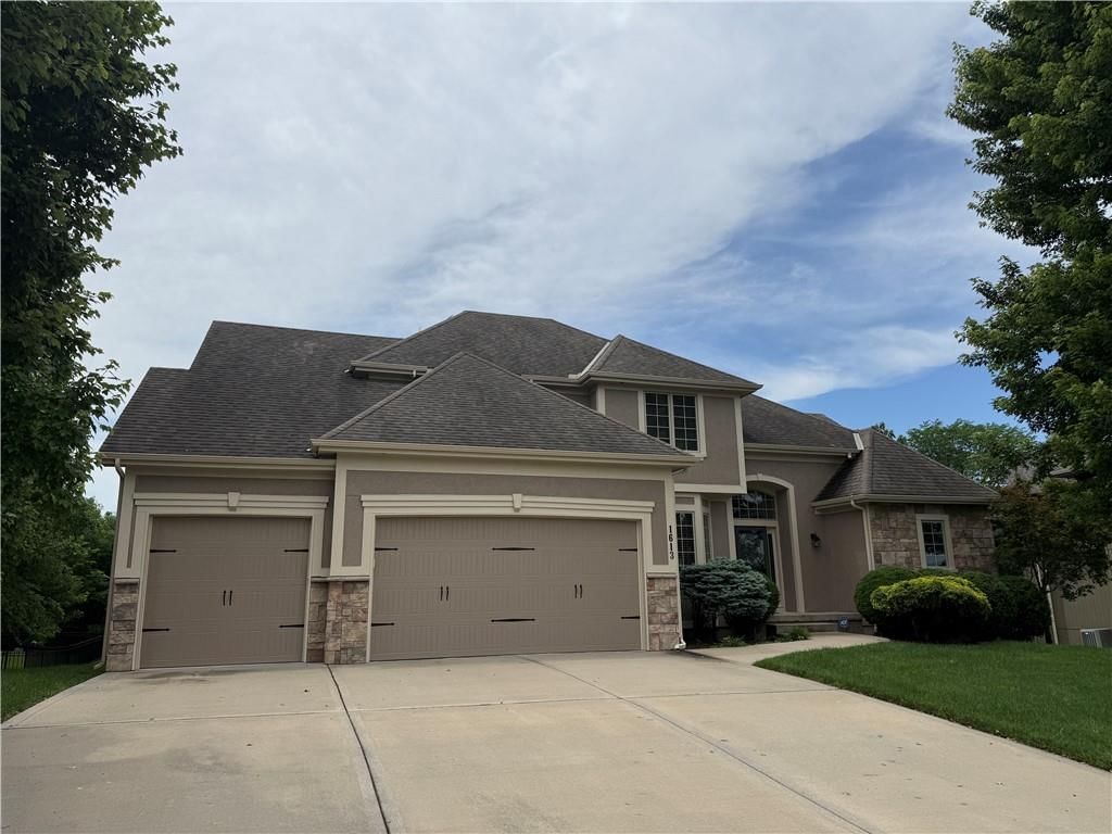 1613 NE Shadow Valley Drive — photo 2
