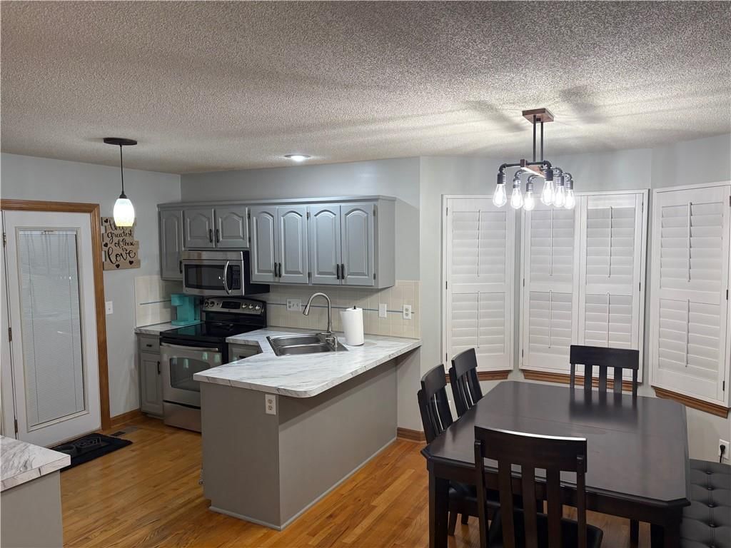 13105 S Fox Ridge Drive, Olathe, KS