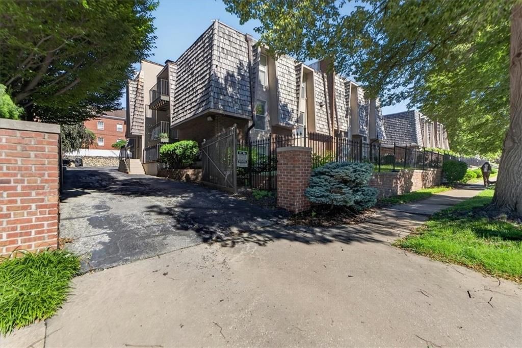 3608 Gillham Road — photo 5
