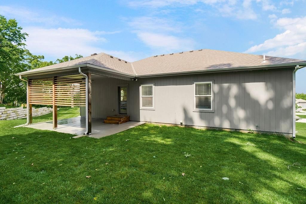 Photo 7 of 62 - 5807 N Bell Court, Kansas City, MO 64118