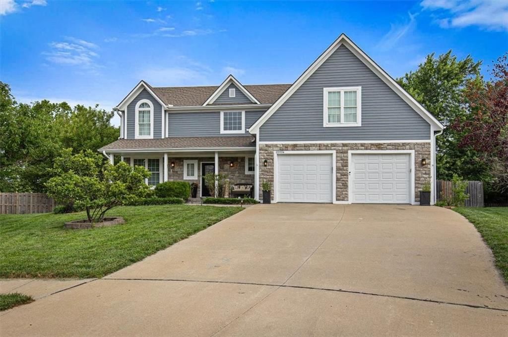 20934 Cottonwood Circle, Spring Hill, KS