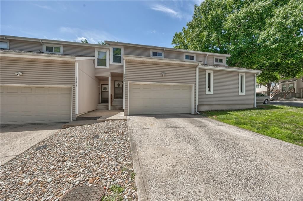 1421 E Mart-Way Circle, Olathe, KS