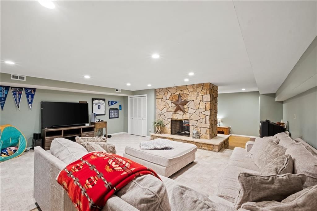 402 Lees Circle Drive — photo 4