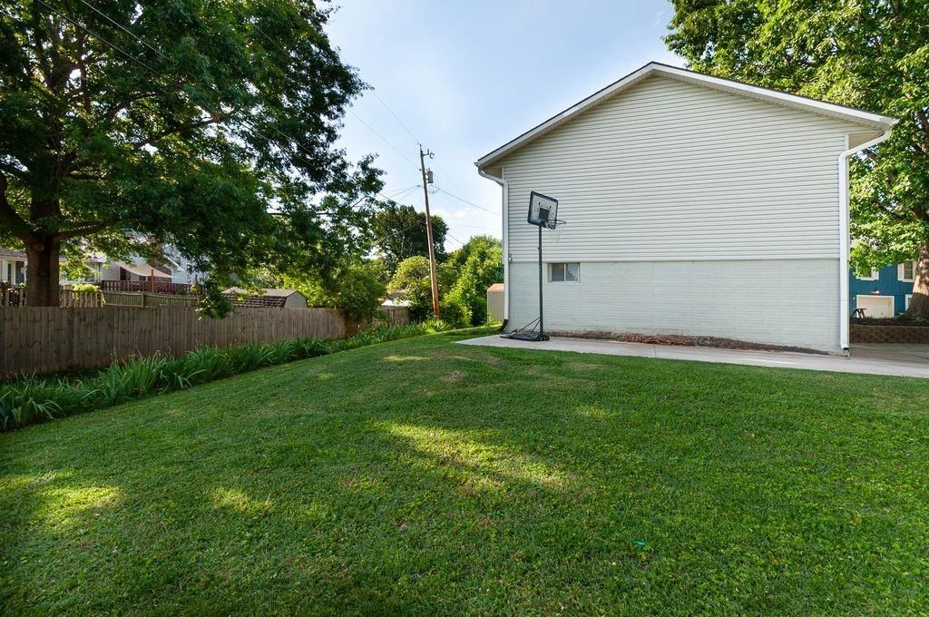 1704 Beverly Circle — photo 41