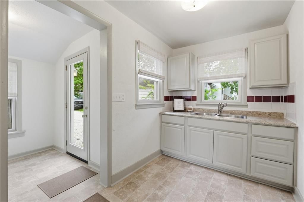 7 N Iron Street — photo 14