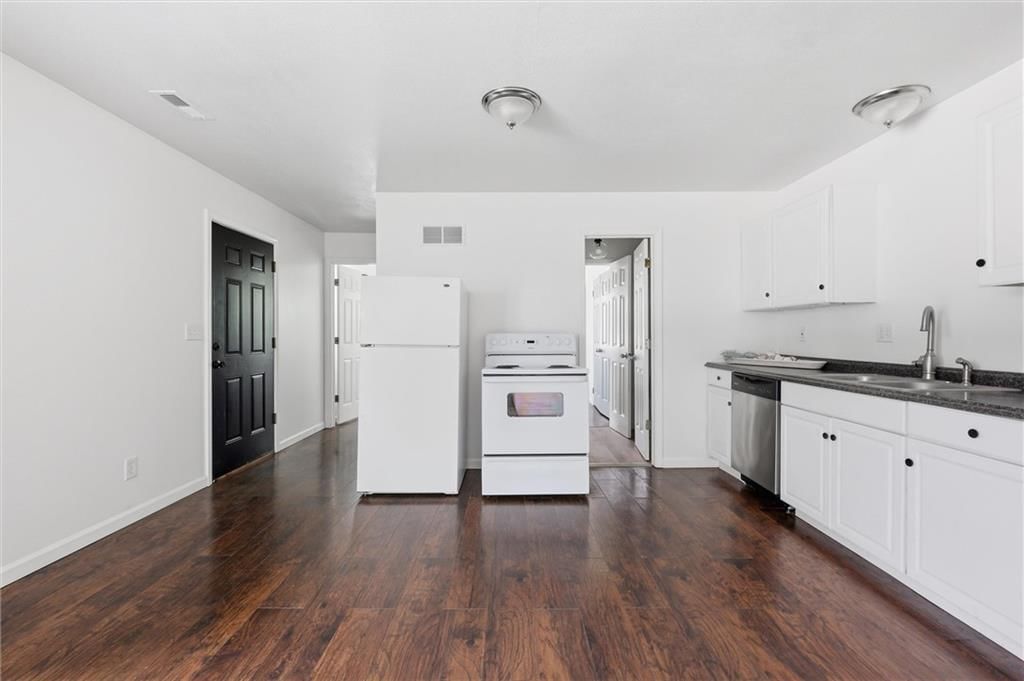 921 E 4th Street — photo 11