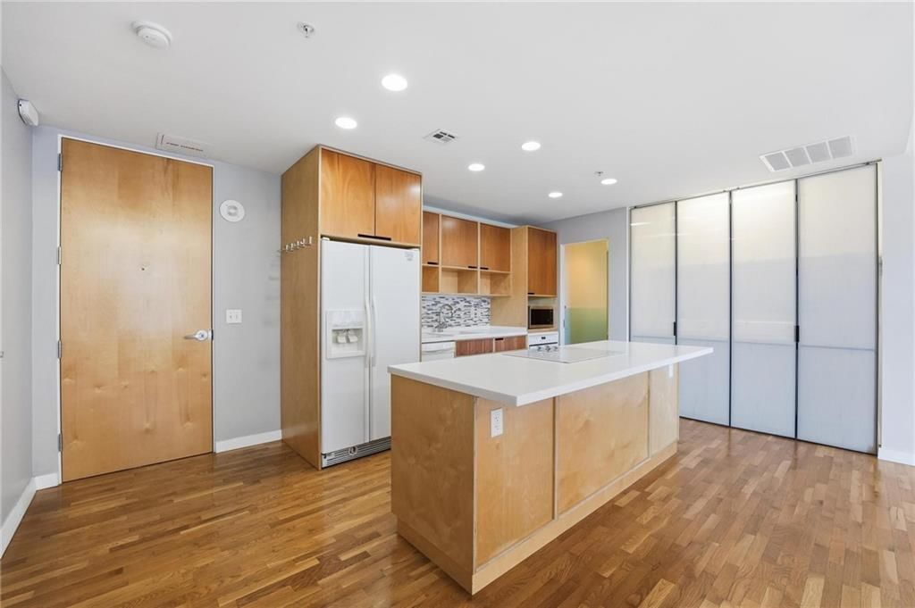 21 W 10TH Street — photo 2