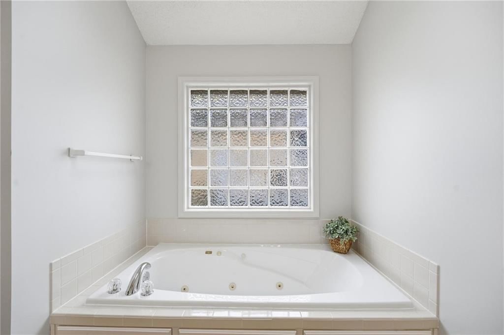Photo 36 of 58 - 7904 N Cherry Street, Kansas City, MO 64118