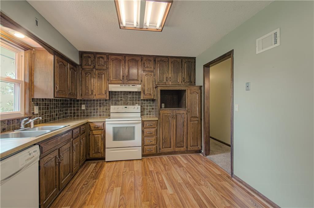 Photo 7 of 29 - 16307 Spring Valley Road, Belton, MO 64012