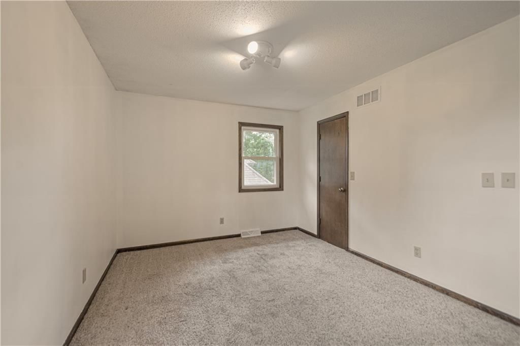 Photo 10 of 29 - 16307 Spring Valley Road, Belton, MO 64012
