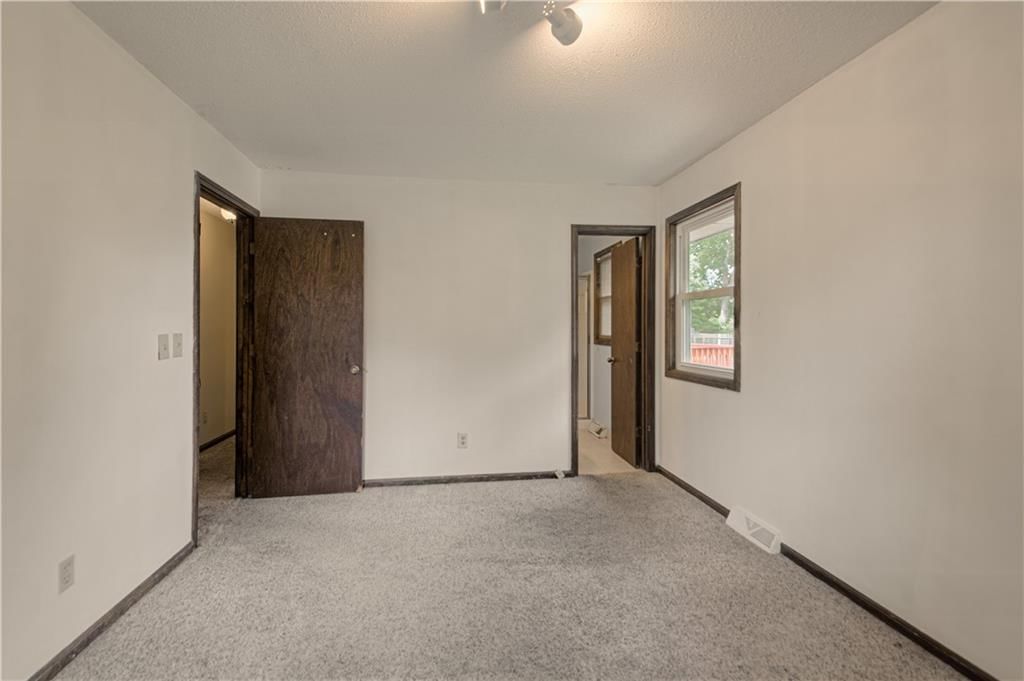 Photo 11 of 29 - 16307 Spring Valley Road, Belton, MO 64012