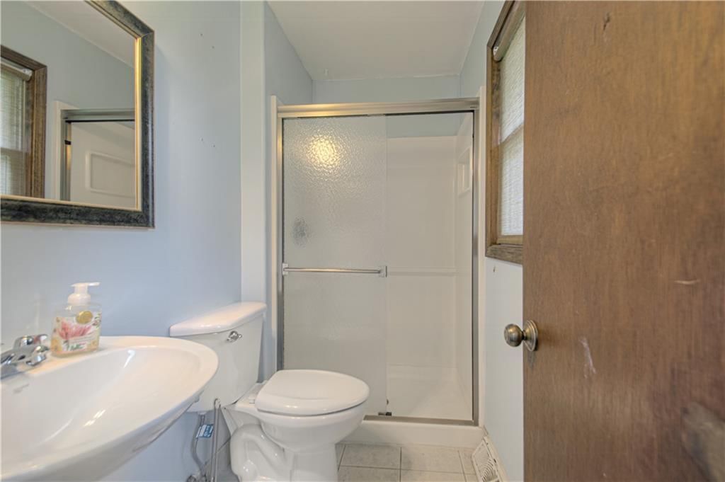 Photo 12 of 29 - 16307 Spring Valley Road, Belton, MO 64012