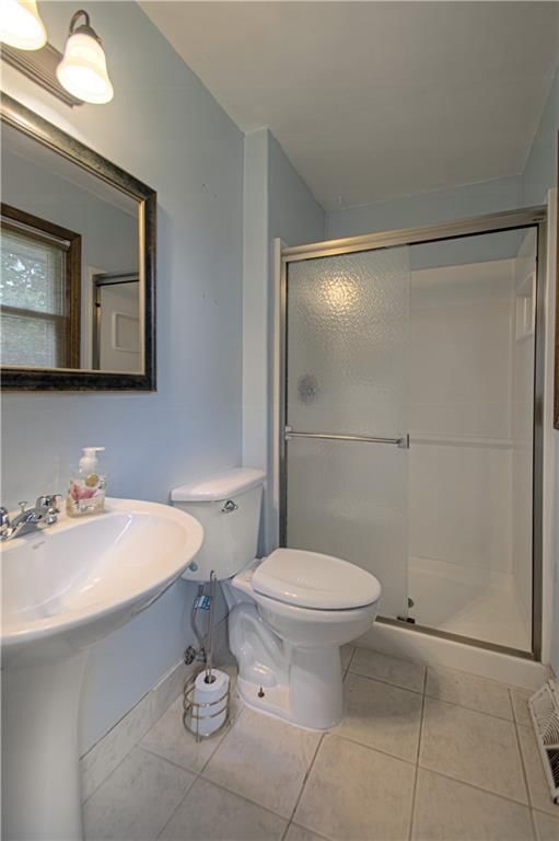 Photo 13 of 29 - 16307 Spring Valley Road, Belton, MO 64012